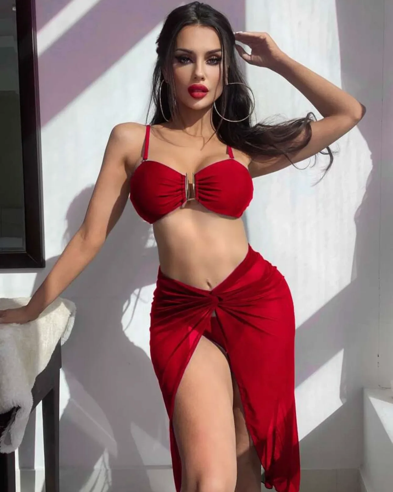 Traje de baño de 3 piezas con falda pareo rojo